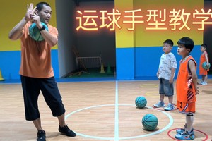  小学生适合的篮球对抗训练方式：两种策略的深度解析与推荐